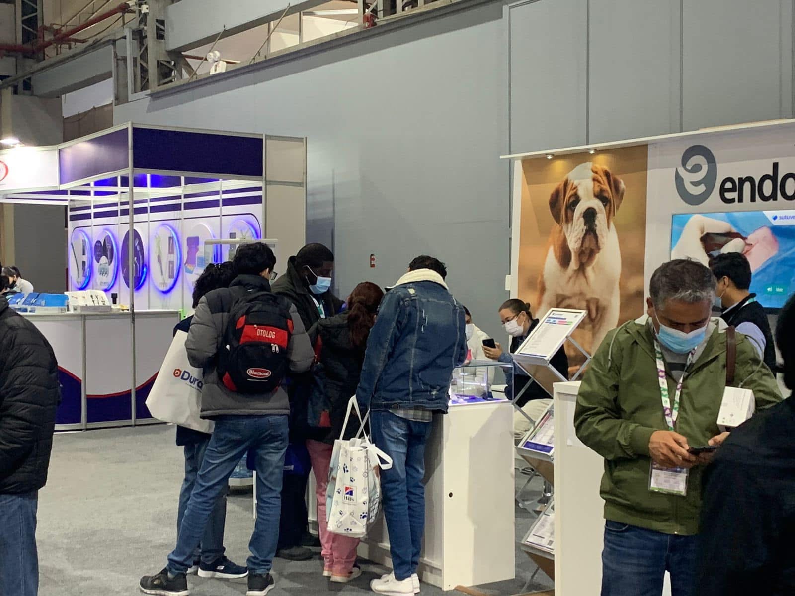 Profesionales visitando el stand veterinario de Endora